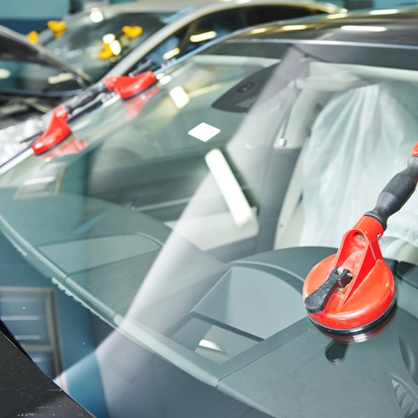 What auto glass company to call when windshield is damaged  in Florida