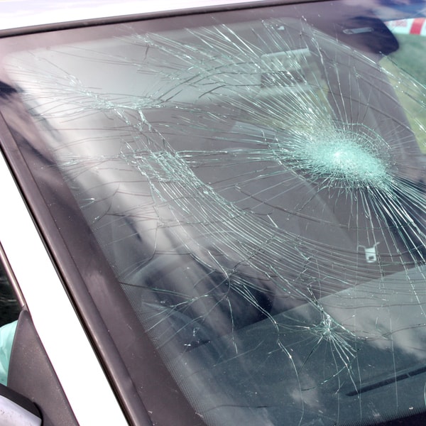 which auto glass replacement technician to call and what does it cost to fix broken windshield 